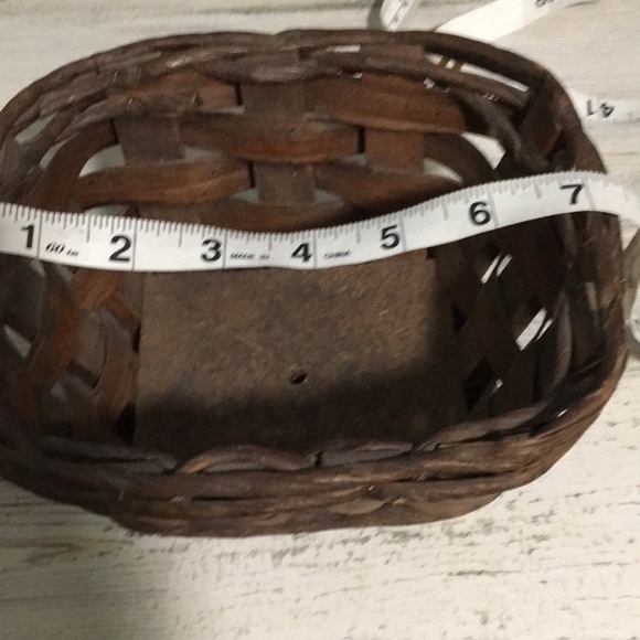 Heavy wooden bottom small brown basket with hole in bottom of wood. - Picture 4 of 7